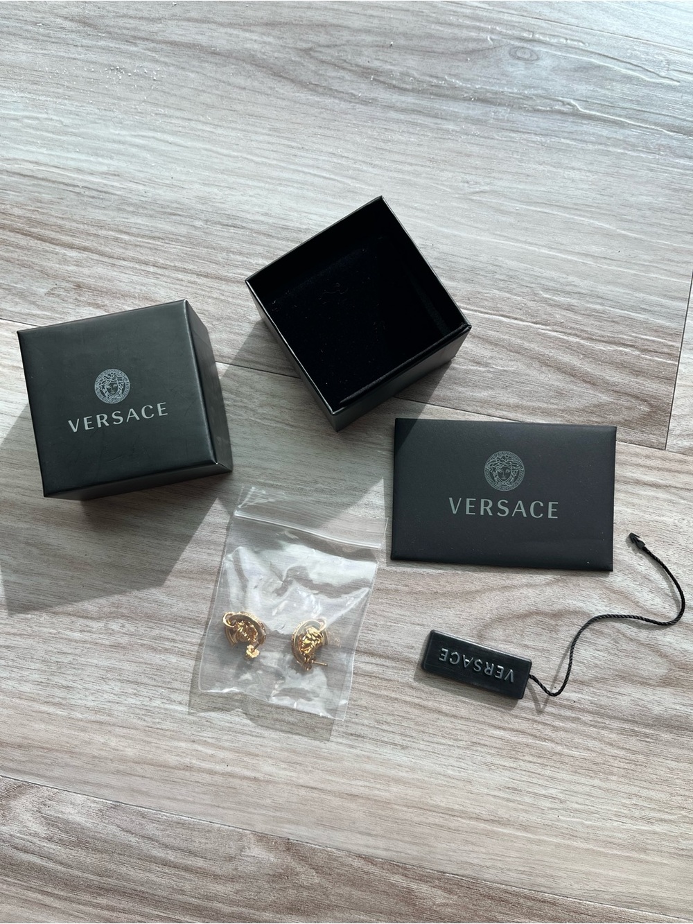 Versace - Picture 2 of 6